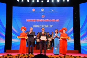 Lãnh đạo Tổng Liên đoàn Lao động Việt Nam trao Kỷ niệm chương và Chứng nhận Doanh nghiệp tiêu biểu vì Người lao động 2023 cho các doanh nghiệp